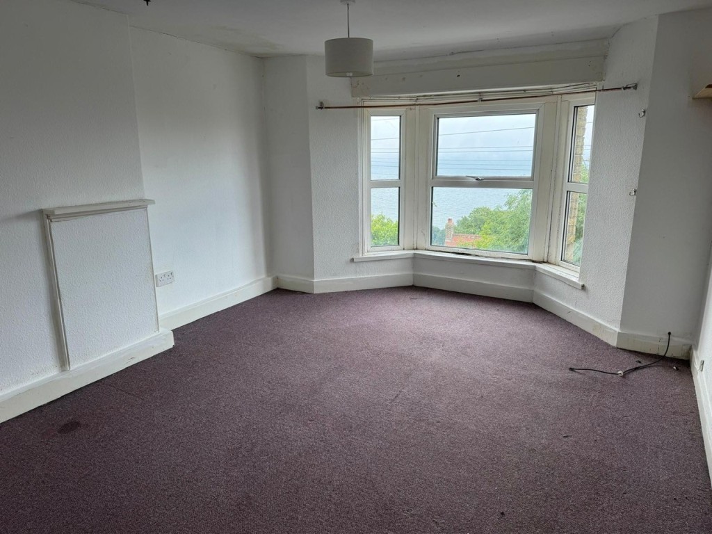 Lot: 107 - SEMI-DETACHED HOUSE FOR IMPROVEMENT WITH STUNNING SEA VIEWS - The Main Bedroom